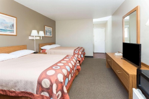 Super 8 by Wyndham Cos/Hwy. 24 E/PAFB Area image 11