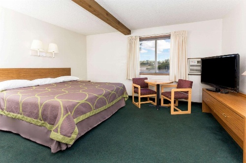 Super 8 by Wyndham Cos/Hwy. 24 E/PAFB Area image 3