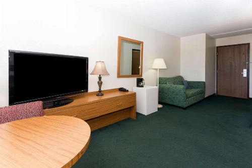 Super 8 by Wyndham Cos/Hwy. 24 E/PAFB Area image 8